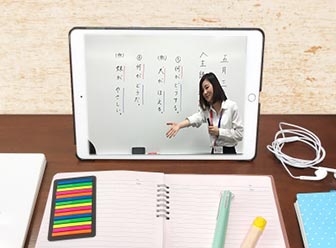 録画しているLIVE動画を自宅で見ている様子