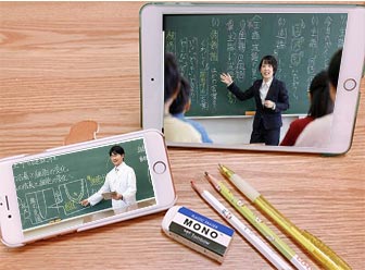 過去の授業動画を見ている様子