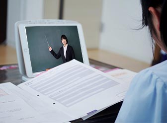 レッスンを自宅で見てる様子