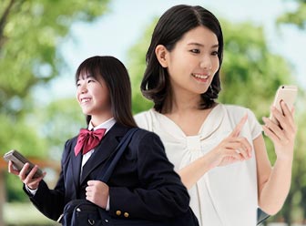 生徒・保護者がまなびオンの画面を確認している様子