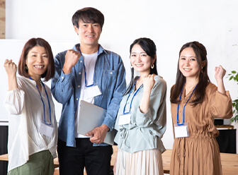 生徒・保護者がまなびオンの画面を確認している様子